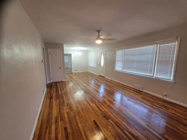 Foto del edificio - Amazing Newly Remodeled 3+/2BA Ranch & Garage