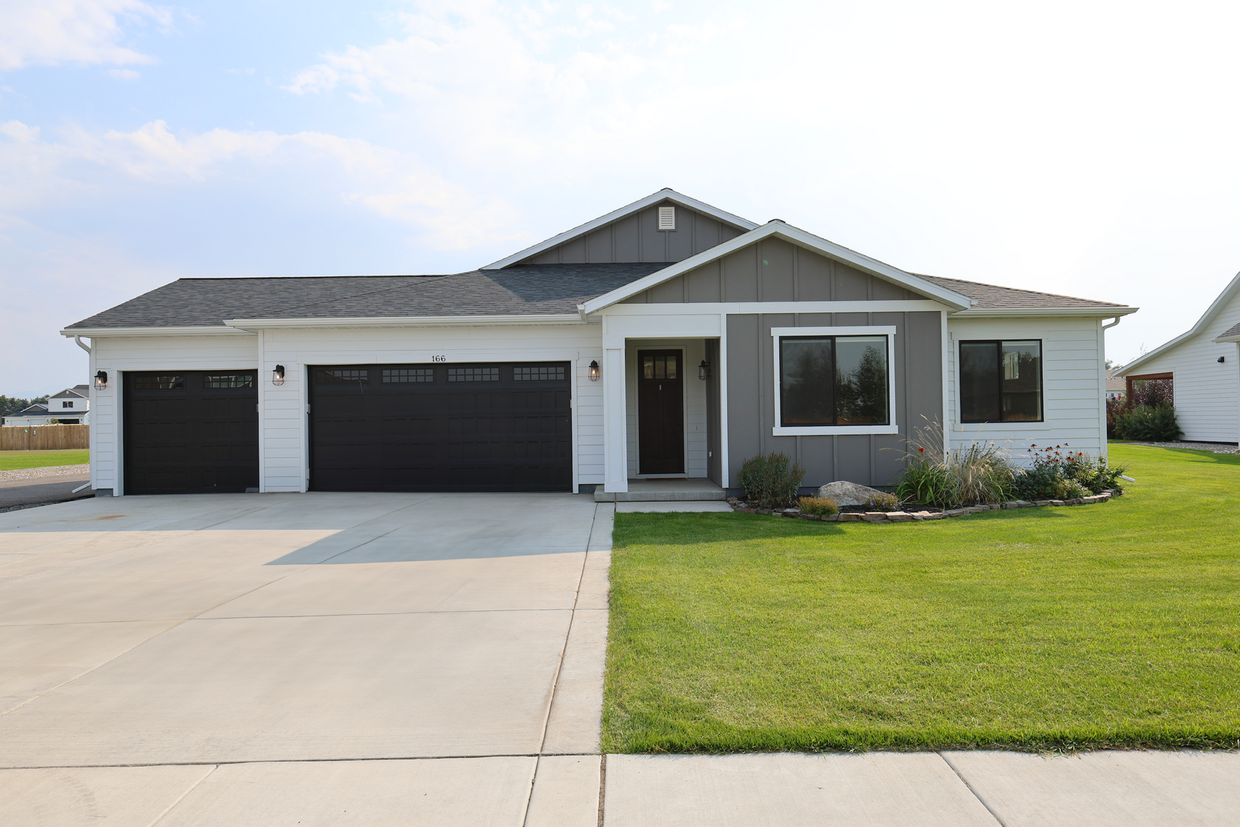 Primary Photo - Stunning Gallatin Heights Single Family Home