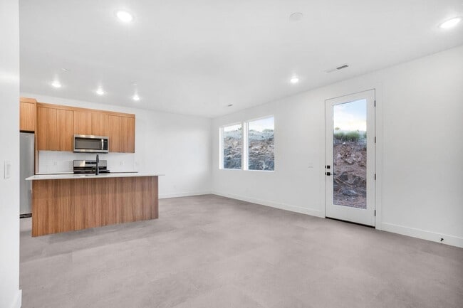 Foto del edificio - HURRICANE TOWNHOME!! Pet Friendly!