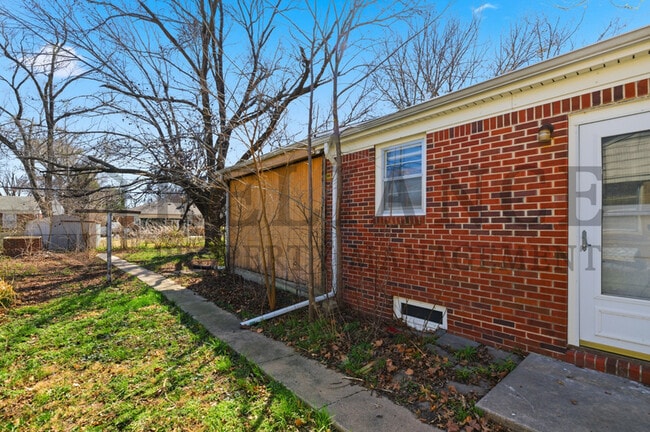 Building Photo - 2242 S Ridgewood Dr
