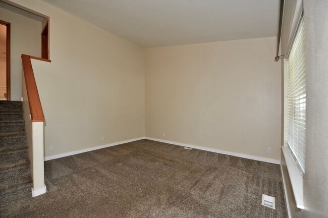 Foto del edificio - 4 bed 2 bath-- CDA Place Community