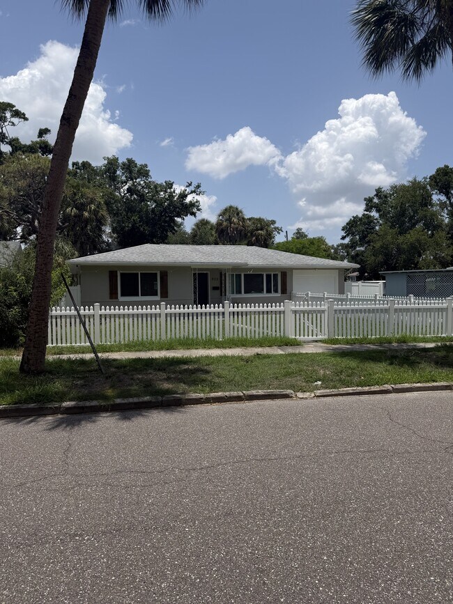 Foto del edificio - 923 Ivanhoe Way S
