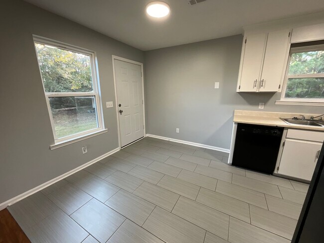 Building Photo - Adorable 2/1 in Great Location with Lawn Maintenance Included