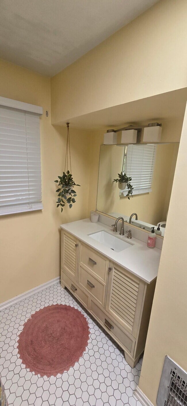 Foto del edificio - 4220 Broadmoor Ave NE