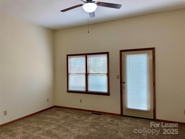 Building Photo - 135 Hillcrest Dr