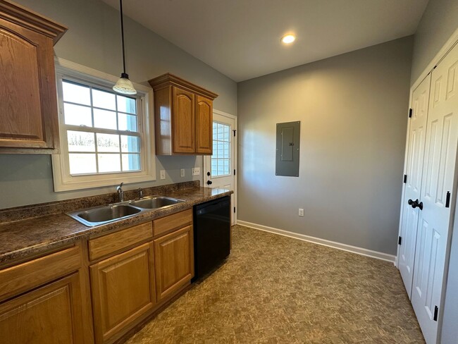 Foto del edificio - Single level duplex in Lynchburg. Water, t...