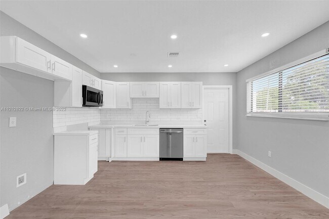 Foto del edificio - 1324 NE 151st St