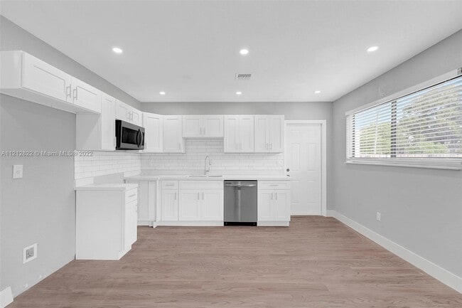 Building Photo - 1324 NE 151st St