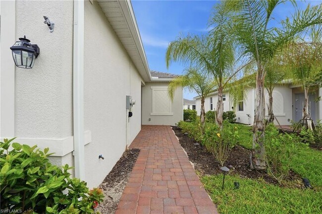 Building Photo - 2215 Dragonfruit Wy