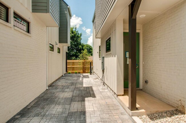 Foto del edificio - 221 Gentry Ave