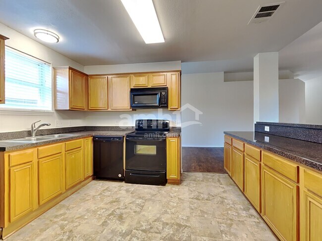 Building Photo - 202 Canyon Lake Dr