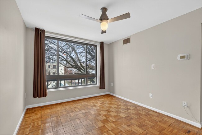 Foto del edificio - Professionally Managed, 2 Bedroom Corner Unit // Glover Park // Parking Included
