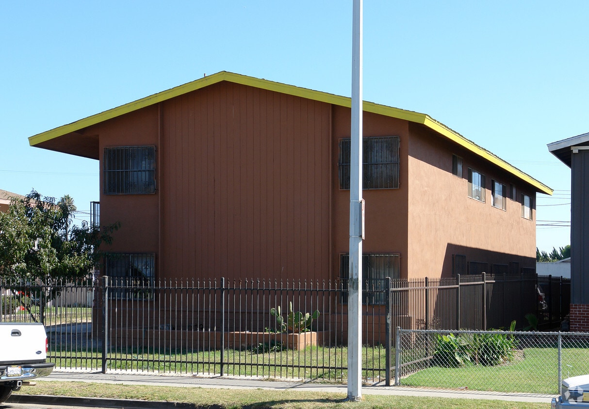 Building Photo - 900 Cedar Ct