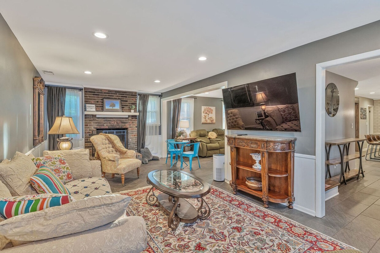 Primary Photo - 808 Roseview Dr