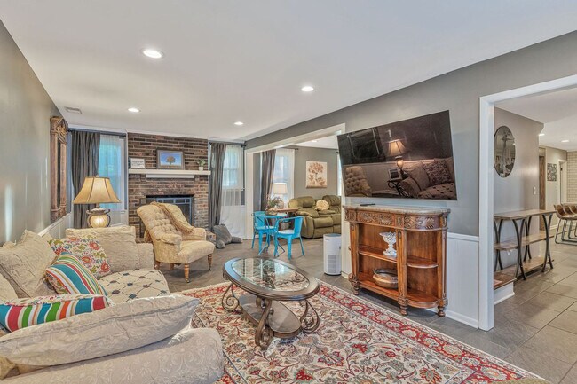 Building Photo - 808 Roseview Dr