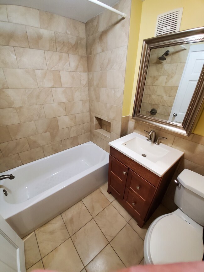 Baño grande - 1026 S Charles St