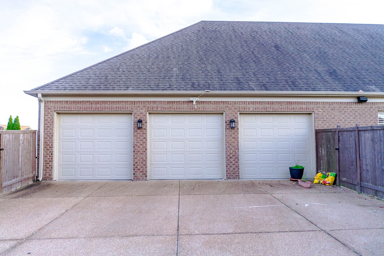 Building Photo - 1820 Enclave Hollow Ln E