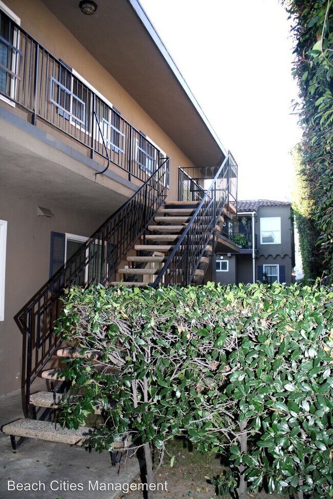 Building Photo - 2167 Pine Ave
