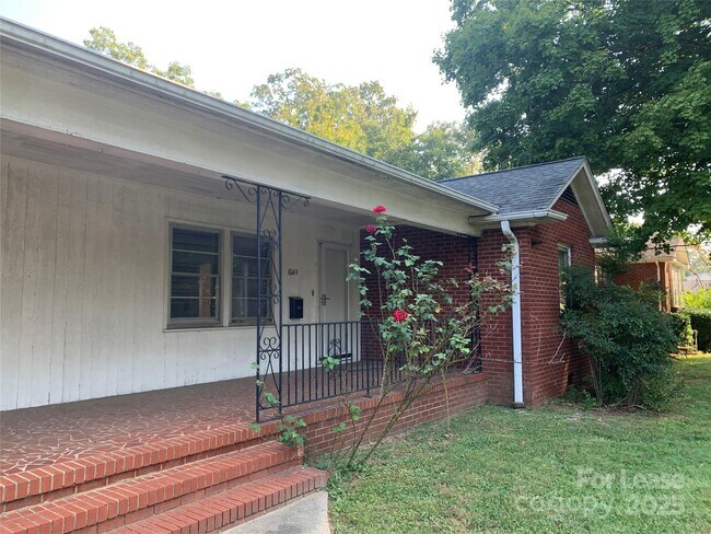 Foto del edificio - 1049 E Main St