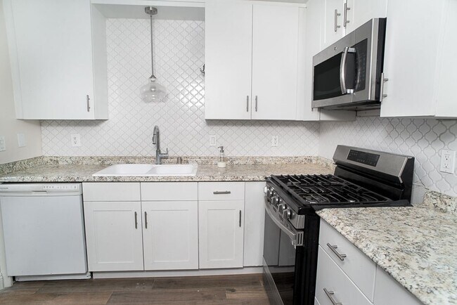 Building Photo - 22109 Burbank Blvd