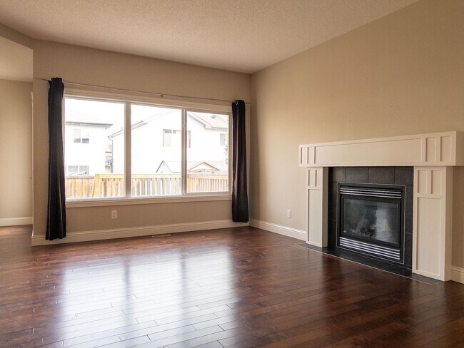 Building Photo - 11530 16A Av SW
