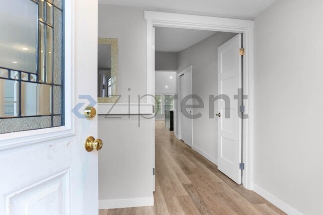 Building Photo - 1020 151st Ave SE