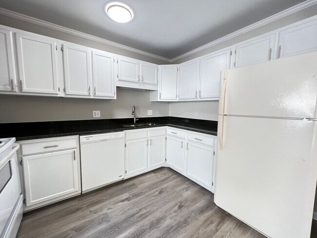 Building Photo - Charming 2 Bed 2 Bath QuadPlex
