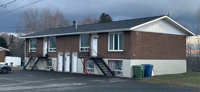 Building Photo - 11-11 Rue Godbout