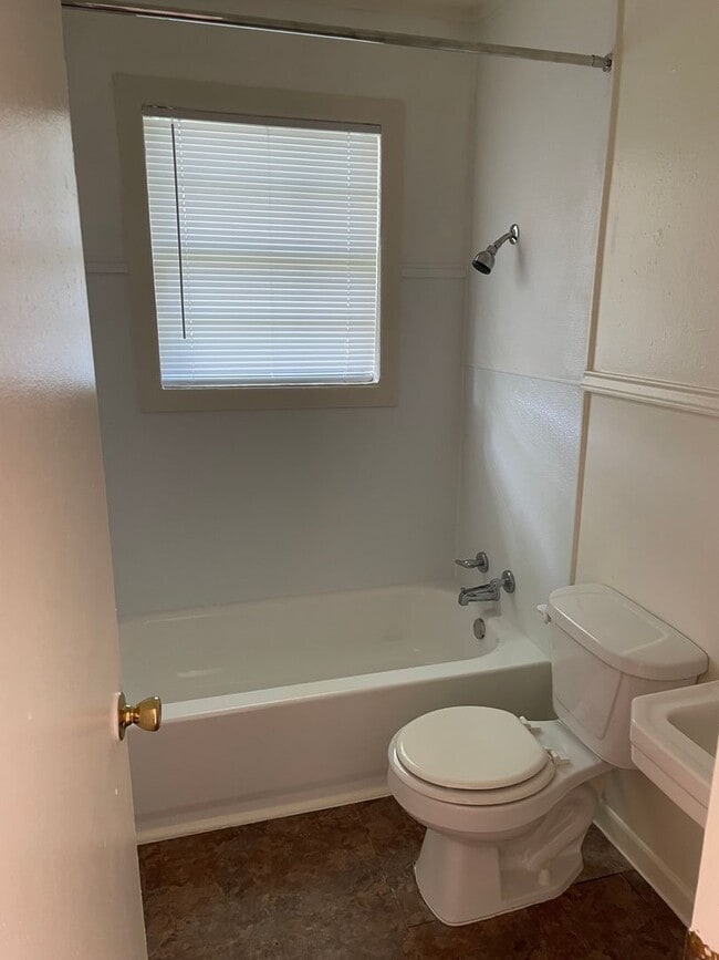 Building Photo - Available Now 1 BR, 1 BA Duplex $700/mo