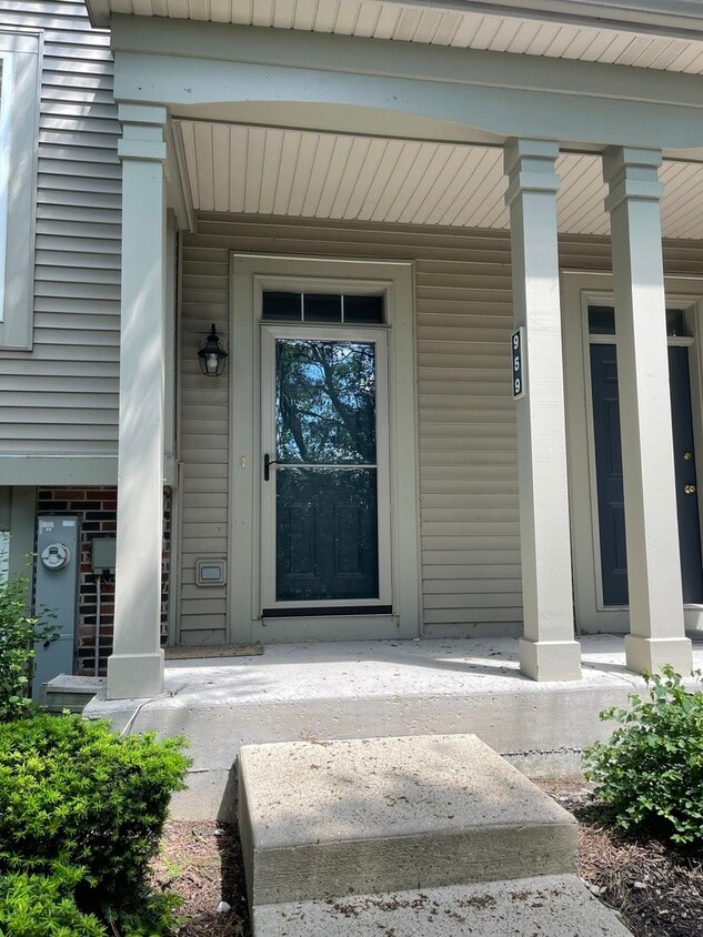 959 Ellsworth Dr, Grayslake, IL 60030 Condo for Rent in Grayslake, IL