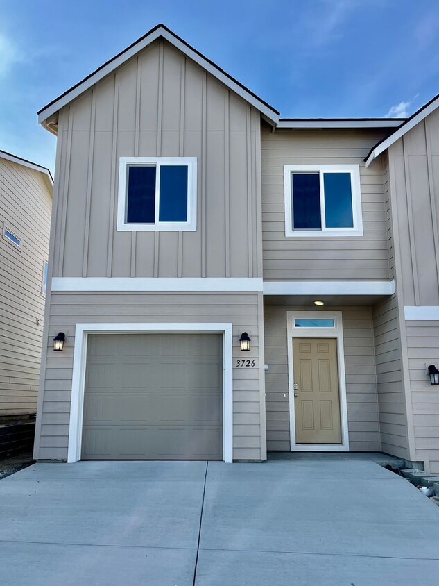 Foto principal - Brand New Corner Townhome!