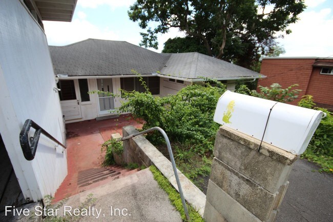 Building Photo - 4 br, 3 bath House - 2761 Pacific Heights Rd.