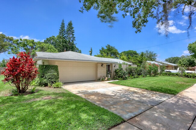Building Photo - 1240 Santa Cruz Ave