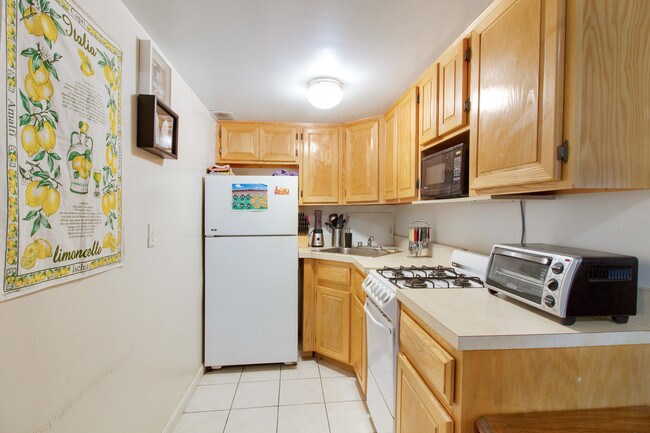 Building Photo - 117 W 69th St
