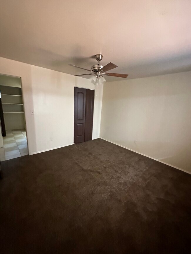 Dormitorio y vestidor - 12775 Plymouth Rd