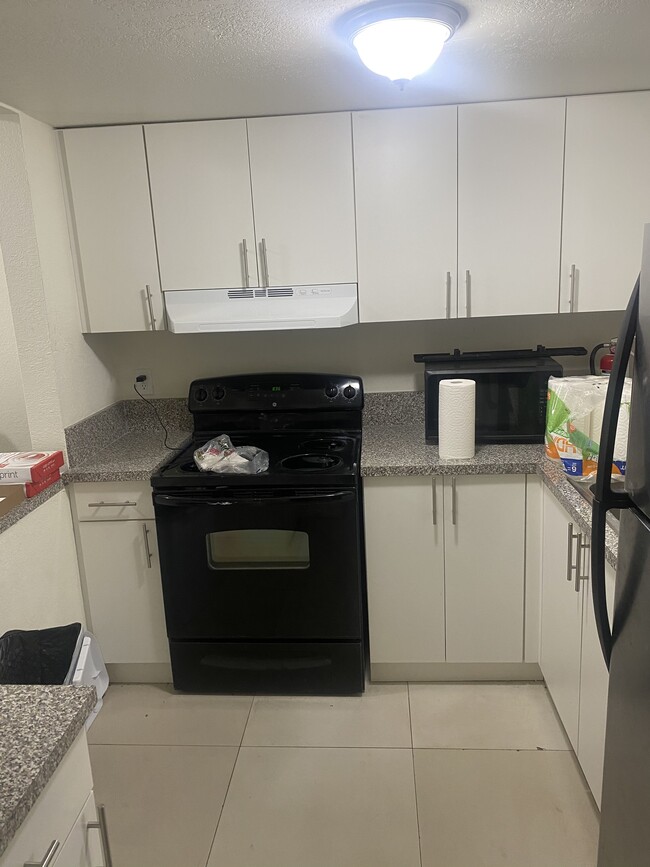 Kitchen - Elizabeth Gardens at Lauderhill