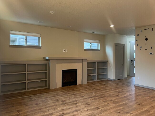 Building Photo - Beautiful, modern 2-story home near Hockin...