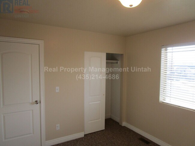 Building Photo - 3 Bed 2.5 bath Townhome