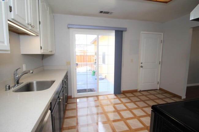 Building Photo - 1777 Vía Toyon