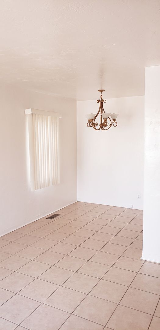 Building Photo - UNM - Nobb Hill  Area - 2 bedroom 1 bath -...