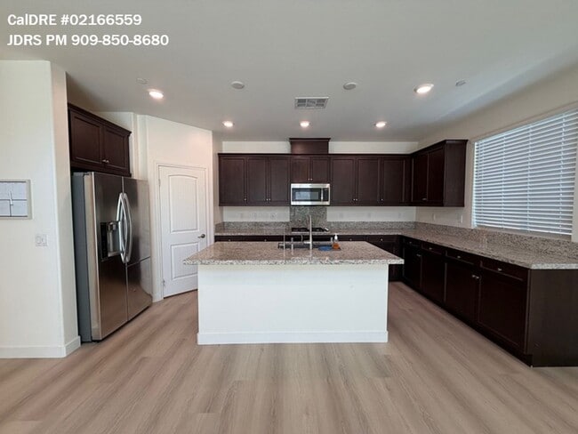 Building Photo - Eastvale 4 Bedroom Condo