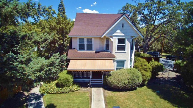 Foto del edificio - 689 Siskiyou Blvd