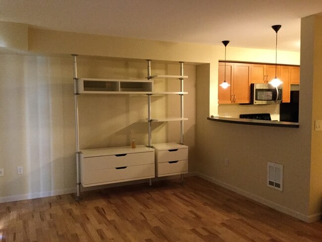 Building Photo - Beautiful Studio in Downtown Bellevue!