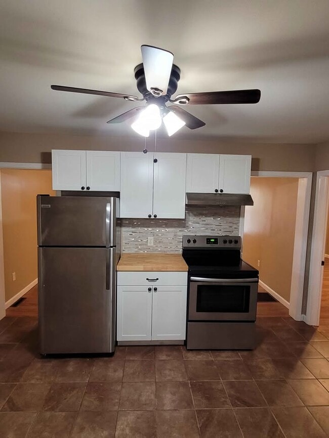 Building Photo - 391 Putnam Pike