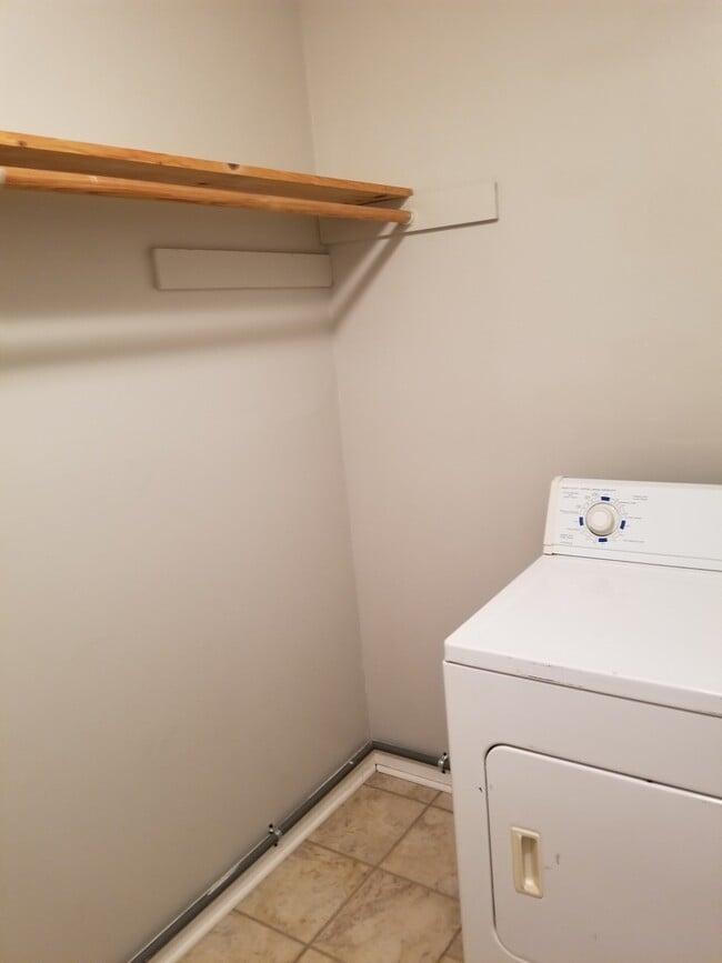 Building Photo - 1 bedroom 1 bath ground floor unit now ava...