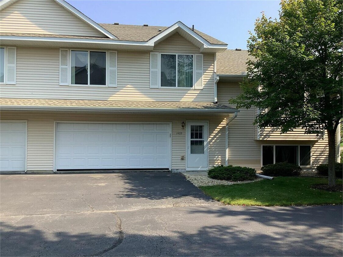 Primary Photo - 3 Bedroom 2 Bath Town Home