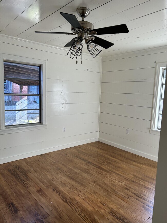Building Photo - 376 Oak Tree Rd