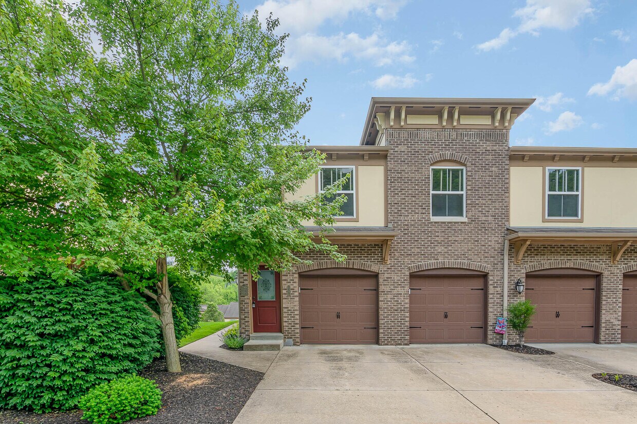 2367 Rolling Hills Dr, Covington, KY 41017 Condo for Rent in Covington, KY