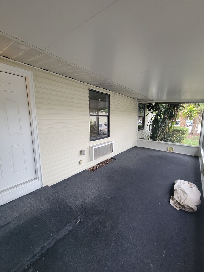 Large screened in patio - 4079 E Michigan St Apartment