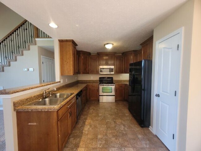 Building Photo - 4 Bedroom 2.5 Bath Home With 2 Bonus Rooms!